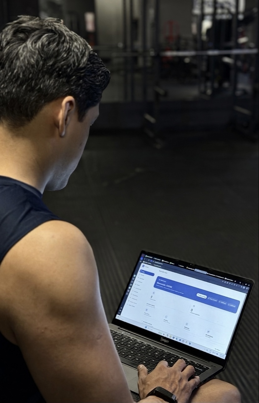 Rafael Guerrero gestionando clientes en la plataforma VYRON desde su portátil